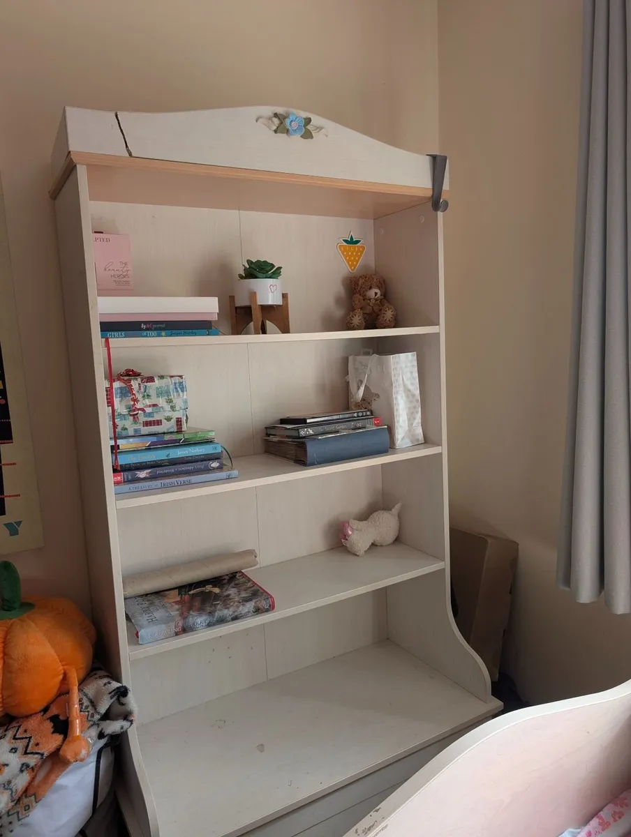Bedroom furniture girl - Image 1