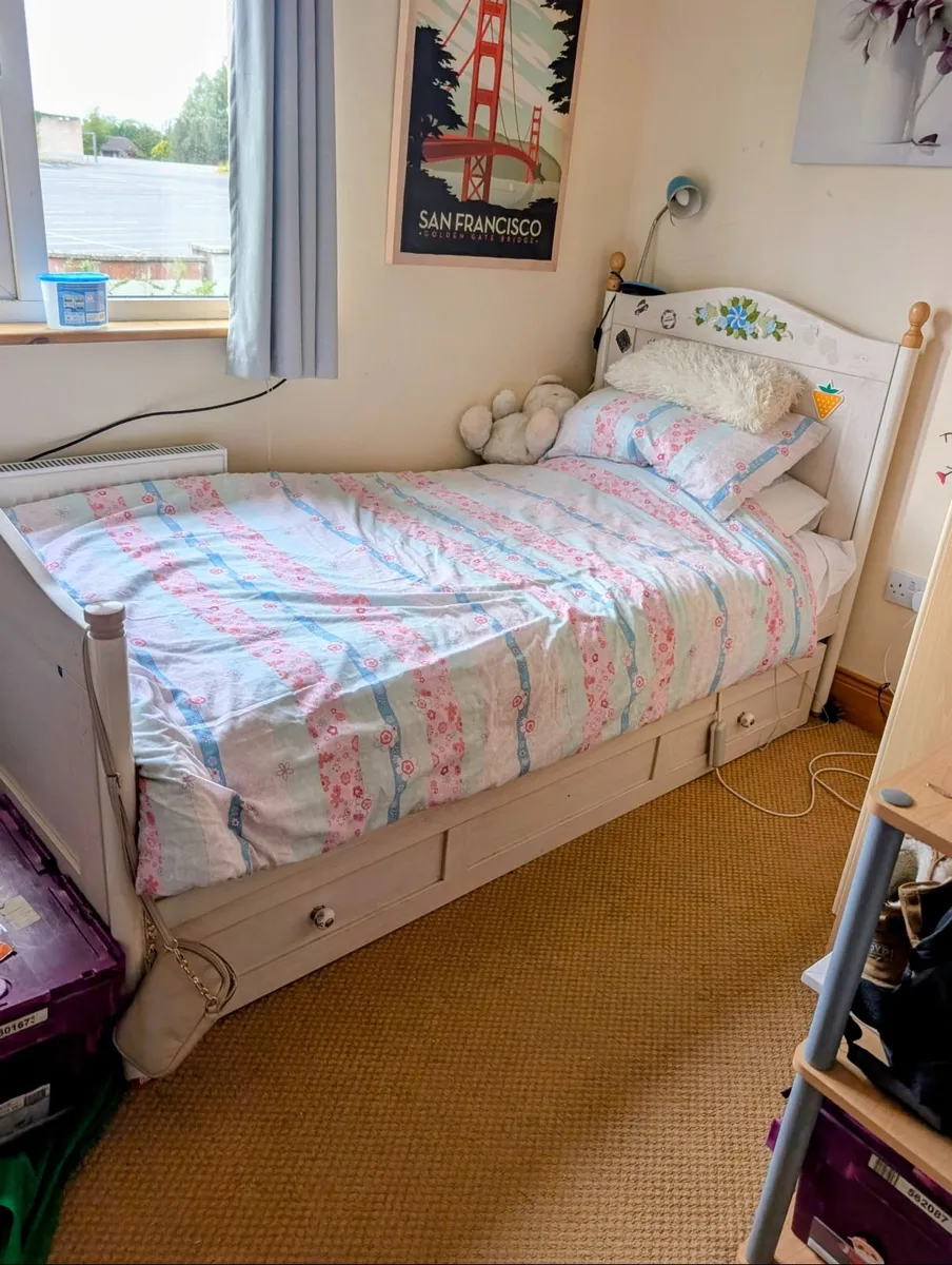 Bedroom furniture girl - Image 3