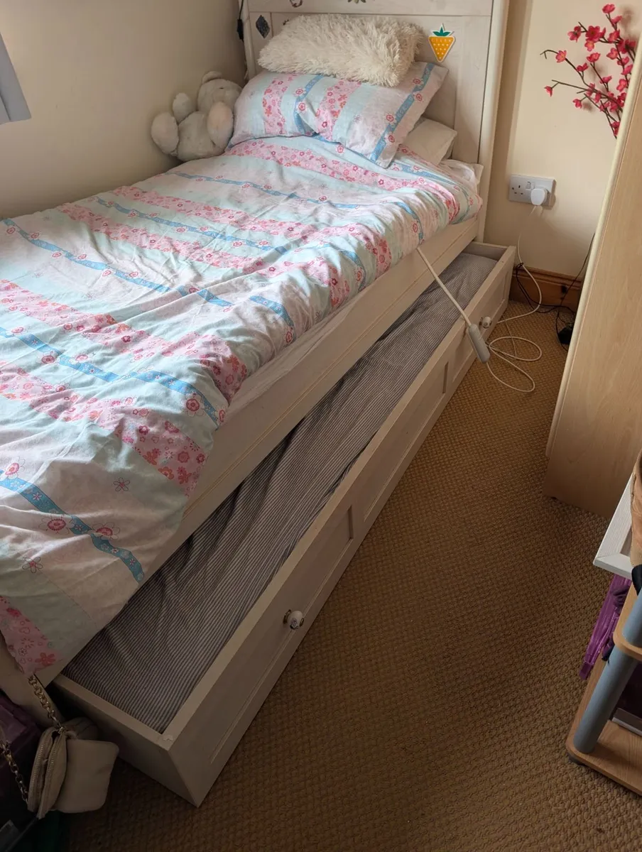 Bedroom furniture girl - Image 4
