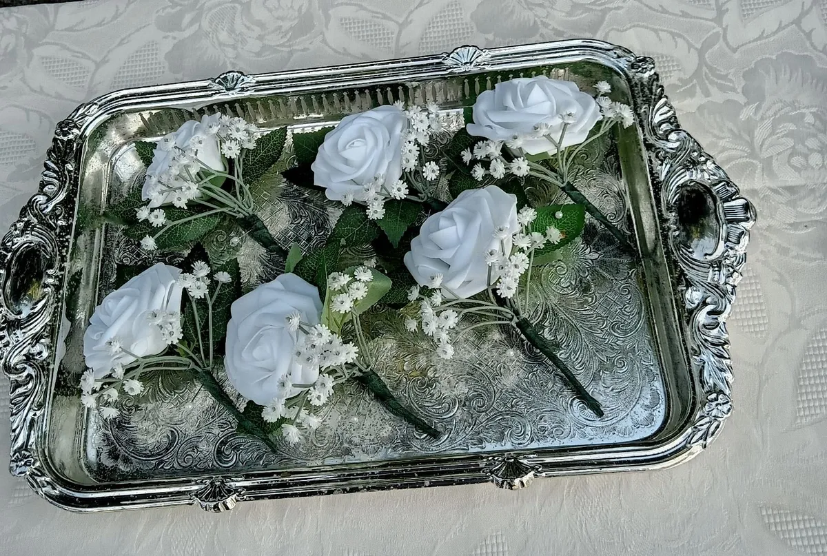 6 White Wedding Buttonholes