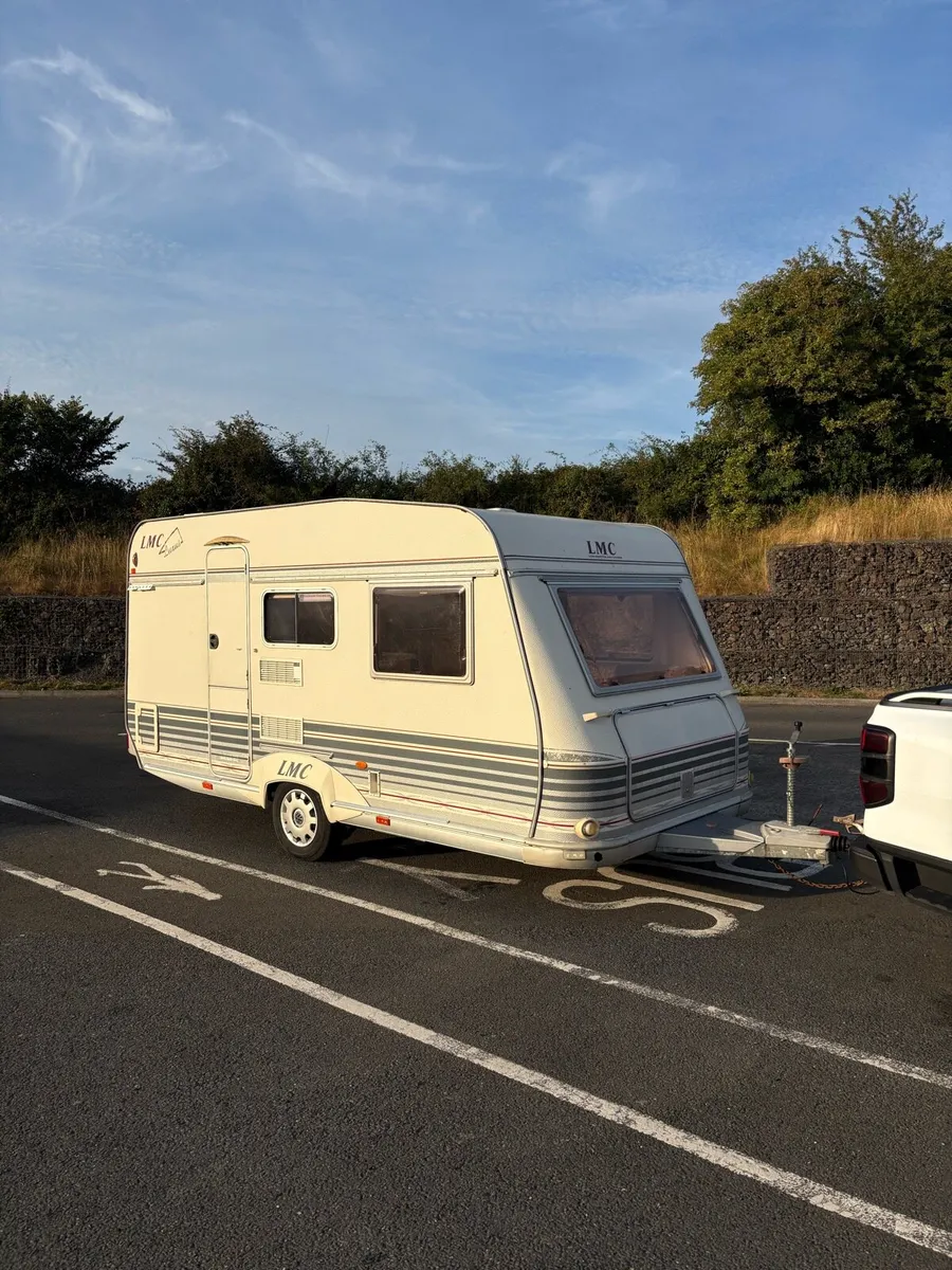 Lmc 5/6 Berth Triple Bunk Lightweight Caravan - Image 3