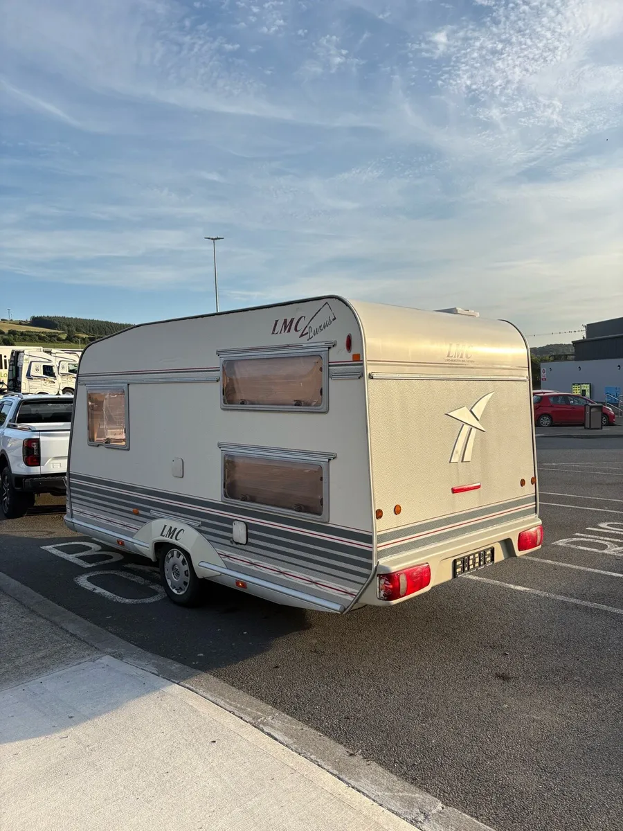 Lmc 5/6 Berth Triple Bunk Lightweight Caravan - Image 4
