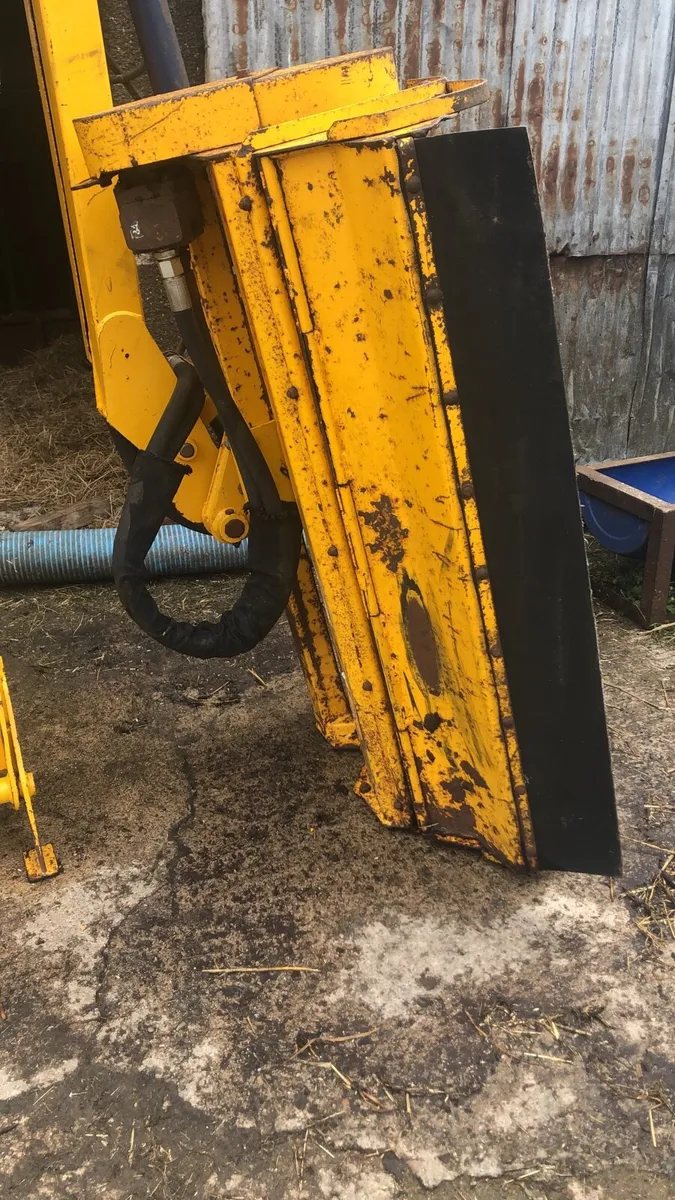 Tractor hedge cutter - Image 1
