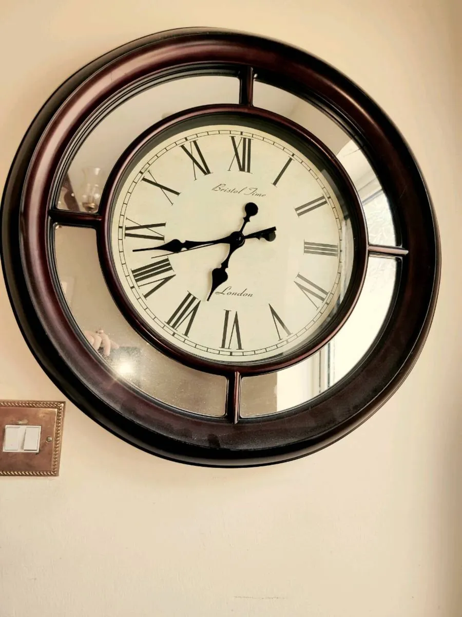 HUGE ROUND MAHOGANY WOOD, 23"Round Mirror Clock ! - Image 4