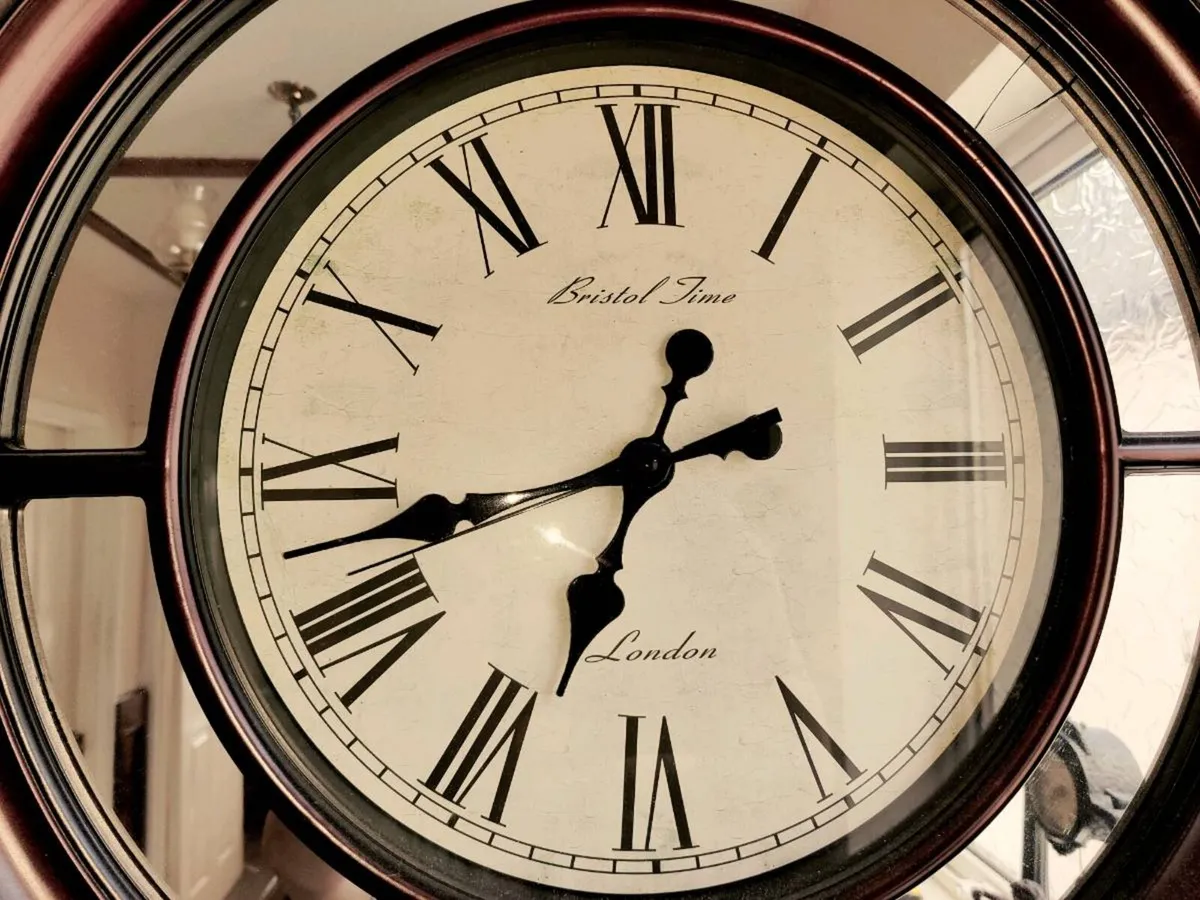 HUGE ROUND MAHOGANY WOOD, 23"Round Mirror Clock ! - Image 3