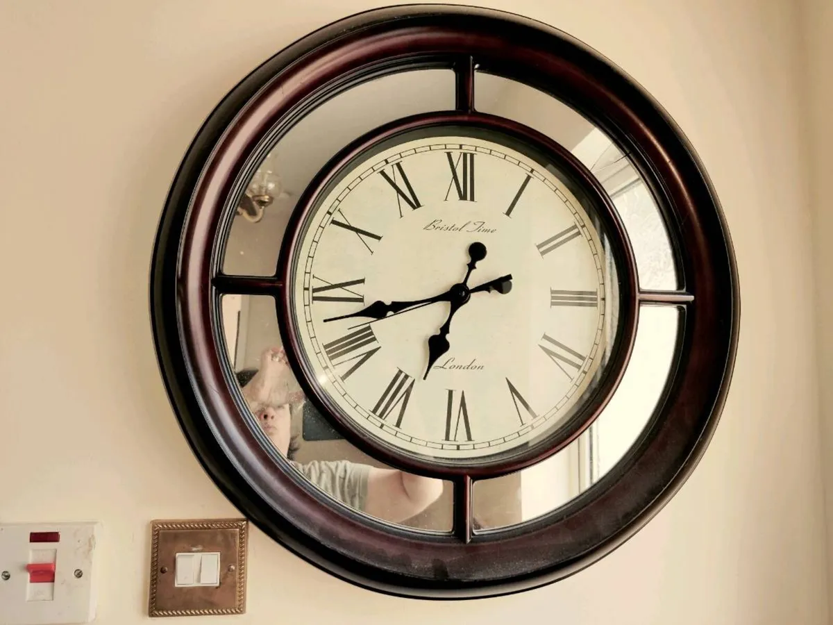 HUGE ROUND MAHOGANY WOOD, 23"Round Mirror Clock ! - Image 1