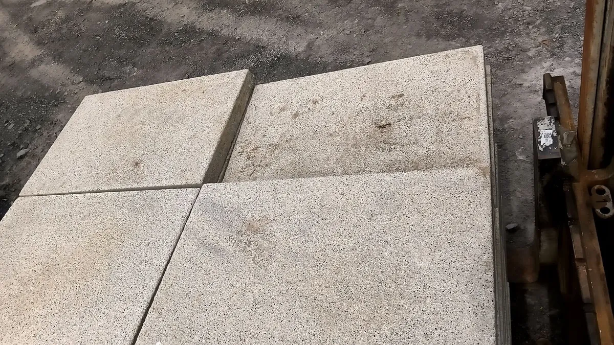 Silver granite effect paving - Image 1