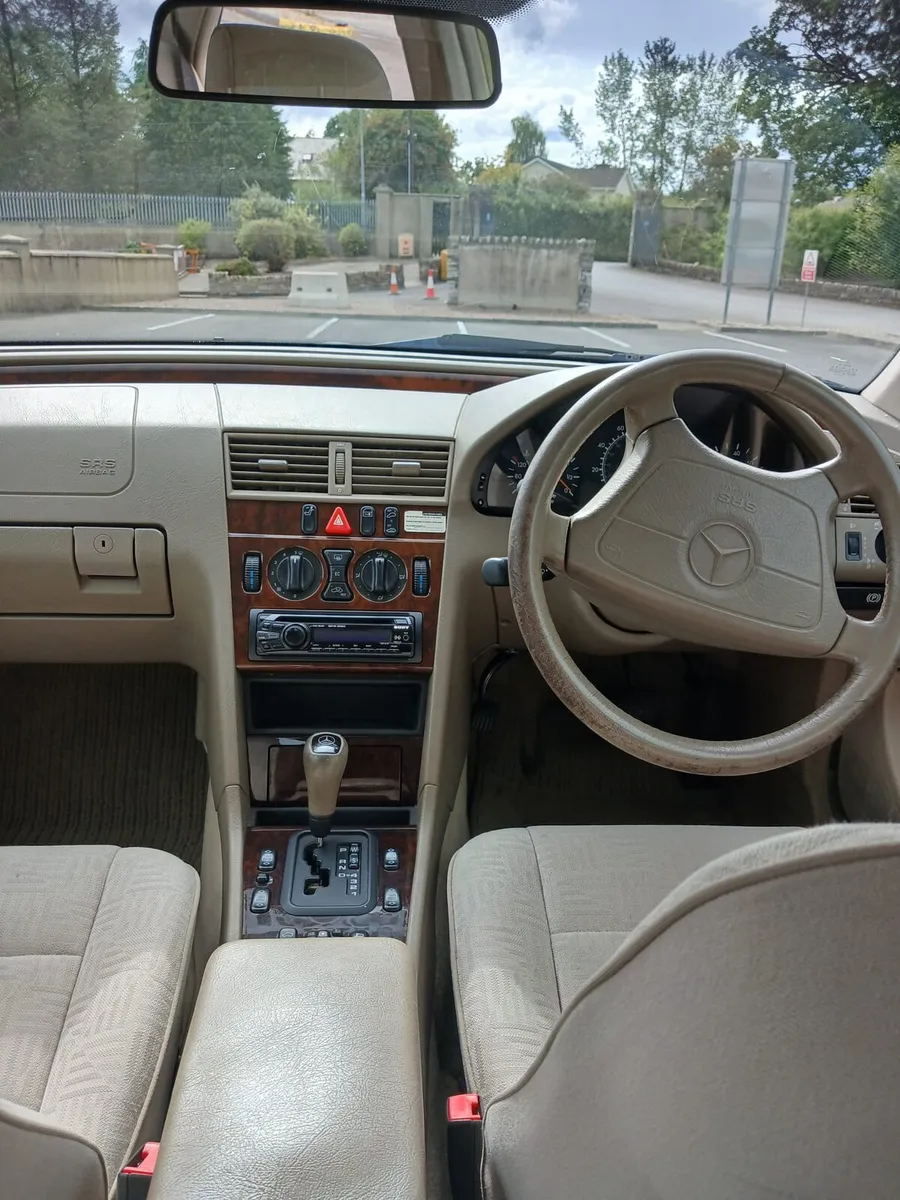 Mercedes Benz C180 Elegance - Image 2