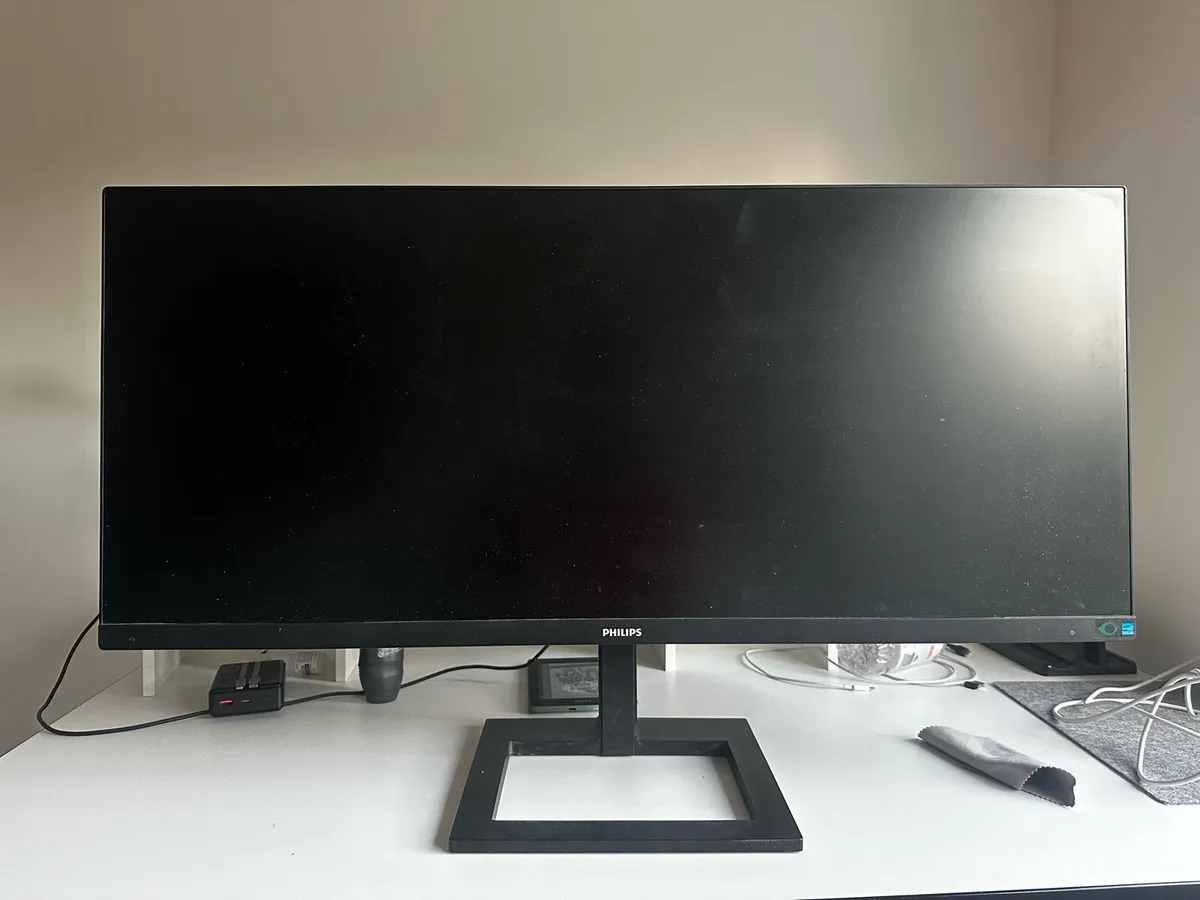 Phillips gaming monitor 32 inch ultrawide 4K - Image 2