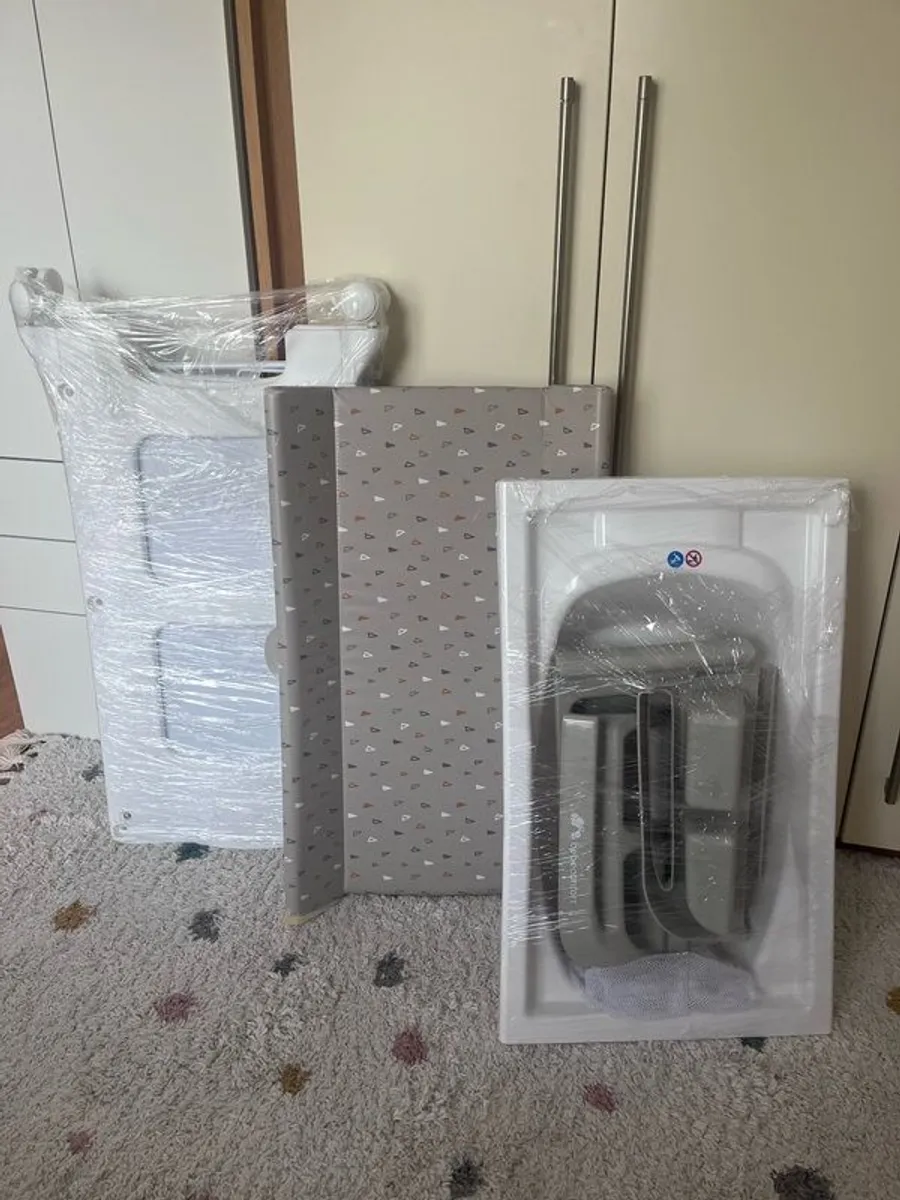 Changing table + bathtub - Image 1