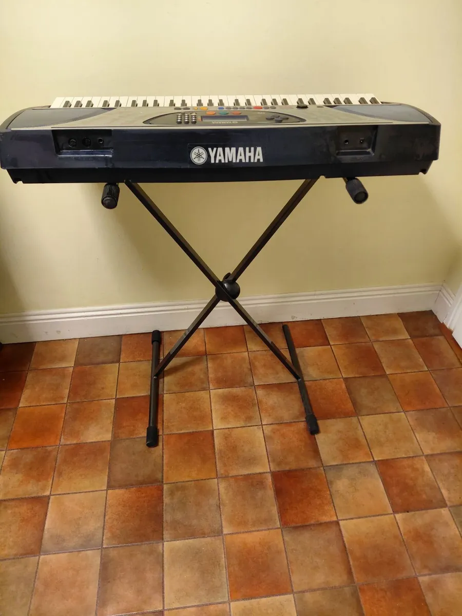 Yamaha PSR-240 portable electronic keyboard - Image 2