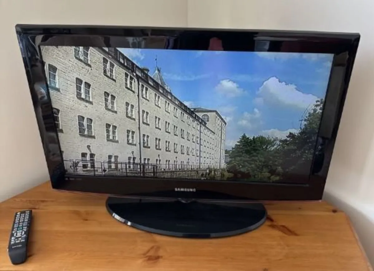 Samsung  32"  HD TV - Image 4