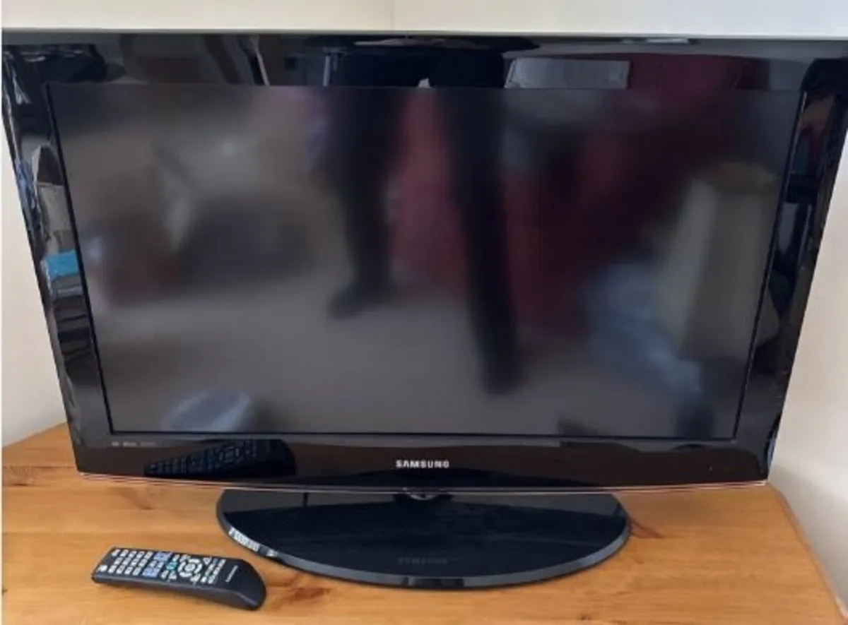 Samsung  32"  HD TV - Image 2