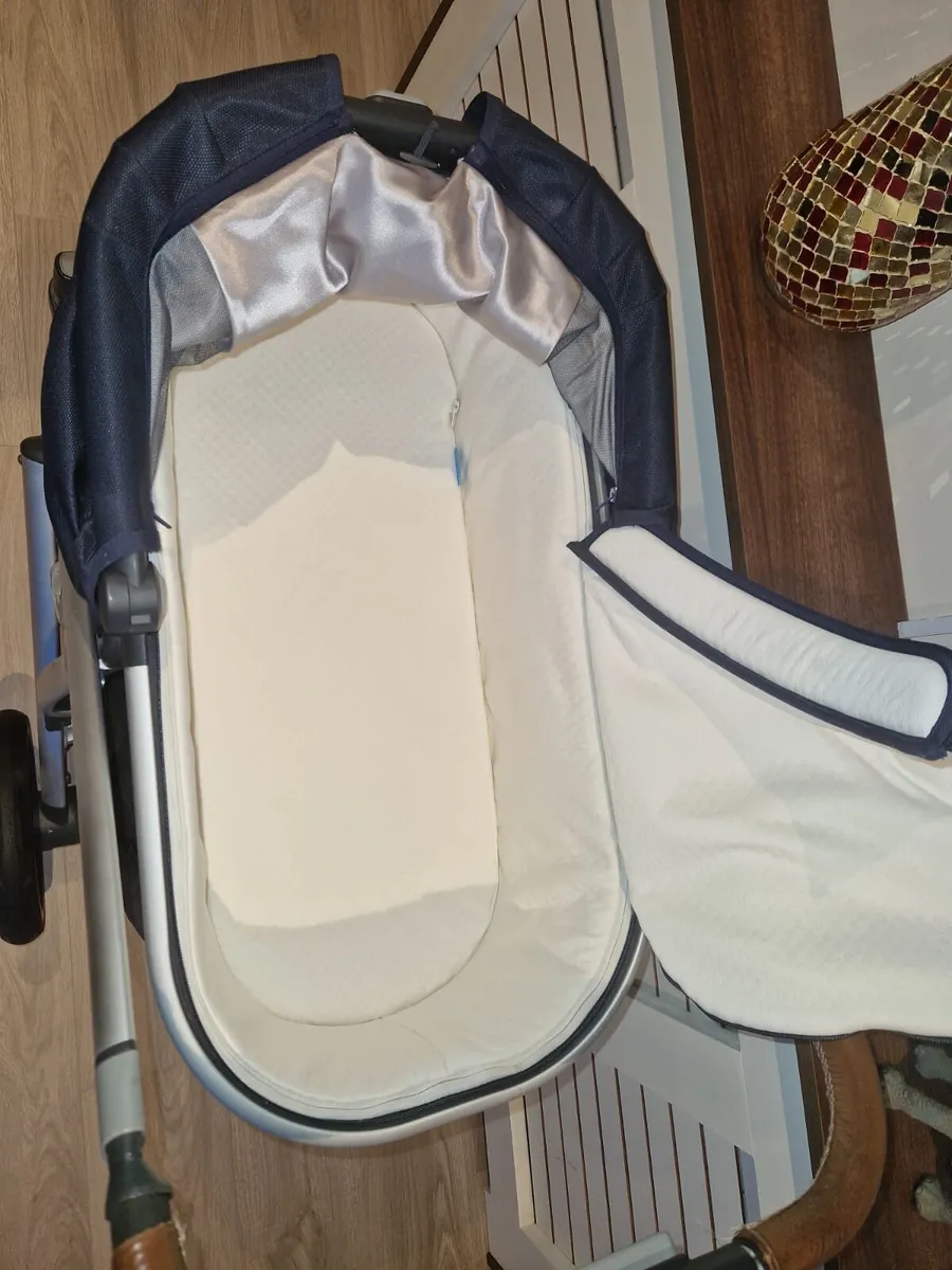 Uppababy Vista with 2 car seats isofix - Image 3