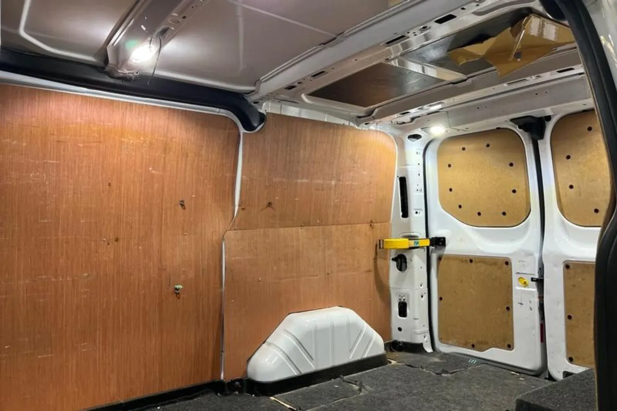 Ford Transit Custom 280 Limited L1 SWB FWD 2.0 Eco - Image 4
