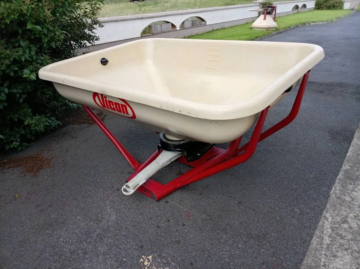 Reconditioned Wag tail fertilizer spreader - Image 4