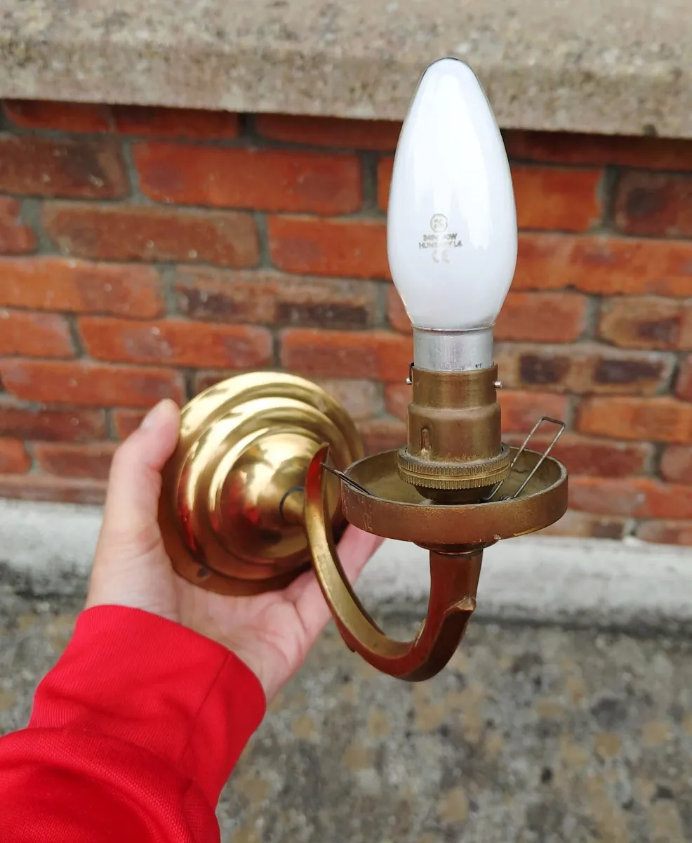 TWO BRASS WALL LIGHTS (NO COVERS FOR LIGHTS). - Image 3