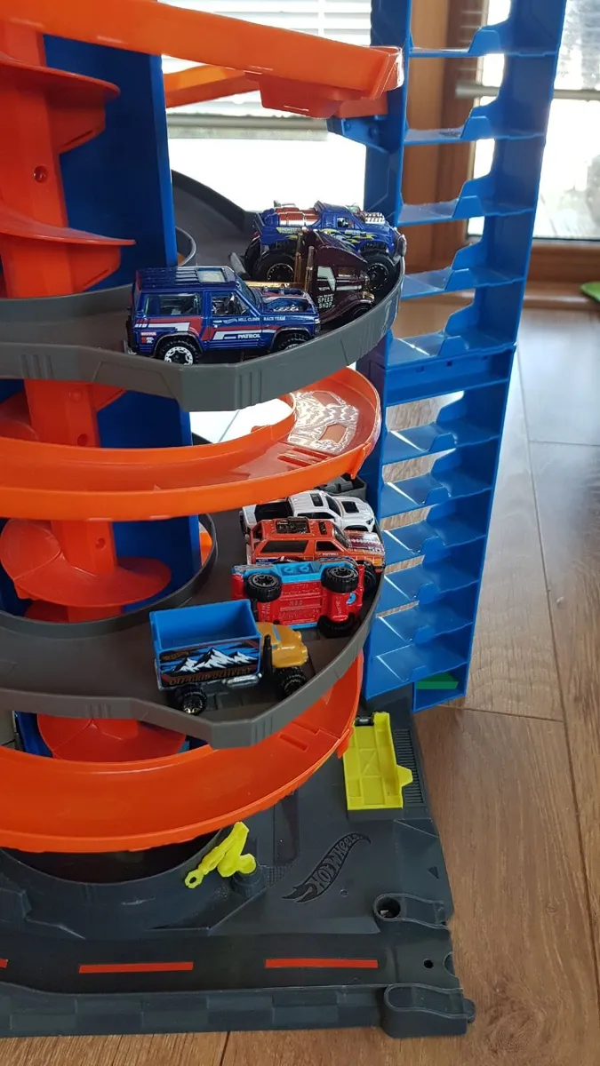 Hot wheels City  garage set+50 cars& transporter - Image 2