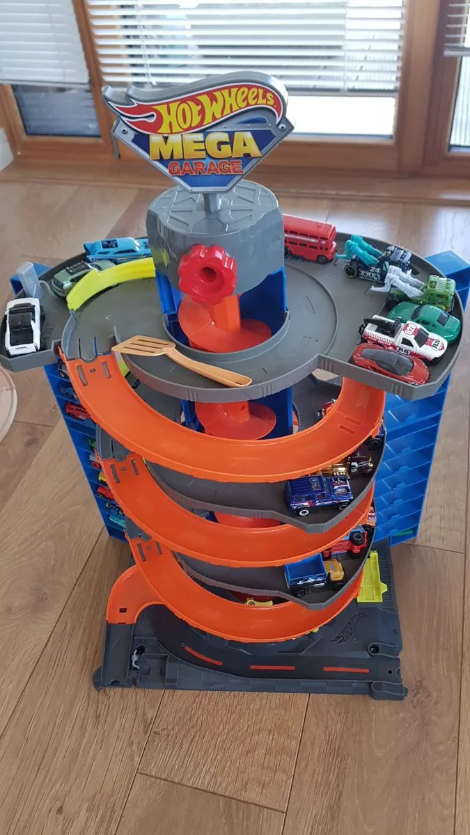 Hot wheels City  garage set+50 cars& transporter - Image 4