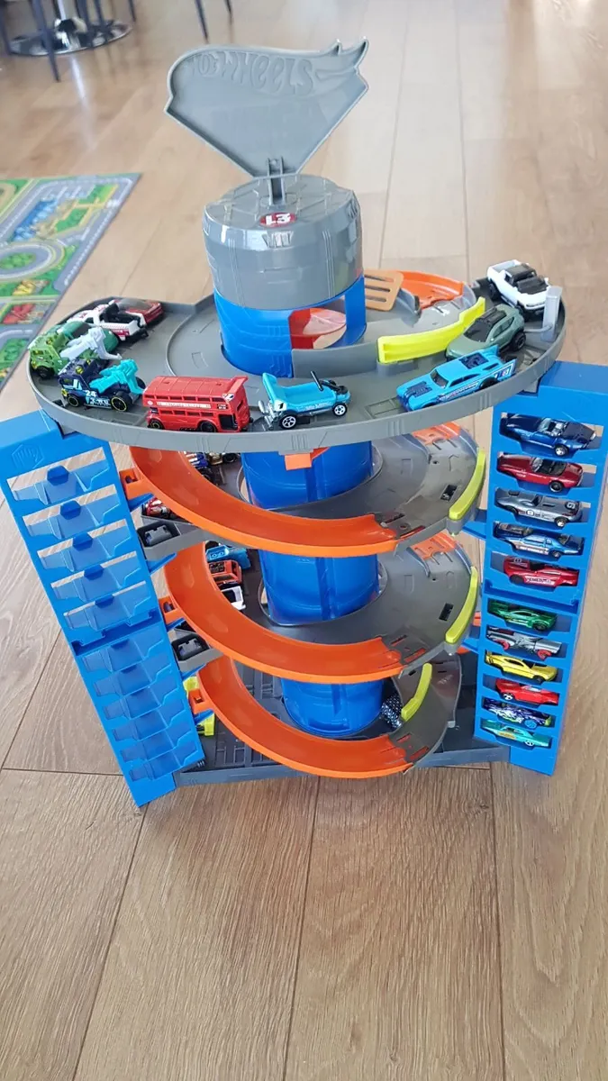Hot wheels City  garage set+50 cars& transporter - Image 3