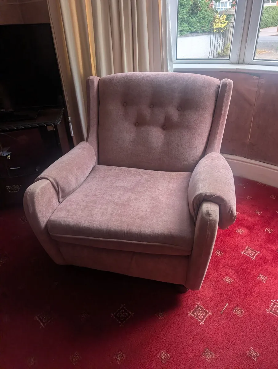 Vintage  buttonback  lounge Armchair - Image 2
