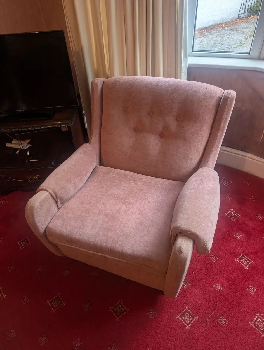 Vintage  buttonback  lounge Armchair - Image 3