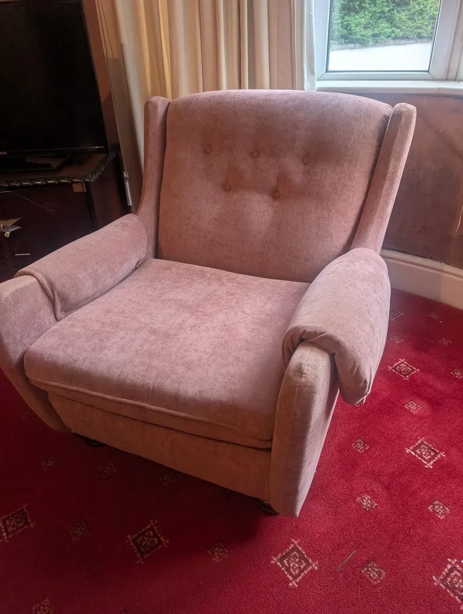 Vintage  buttonback  lounge Armchair - Image 4