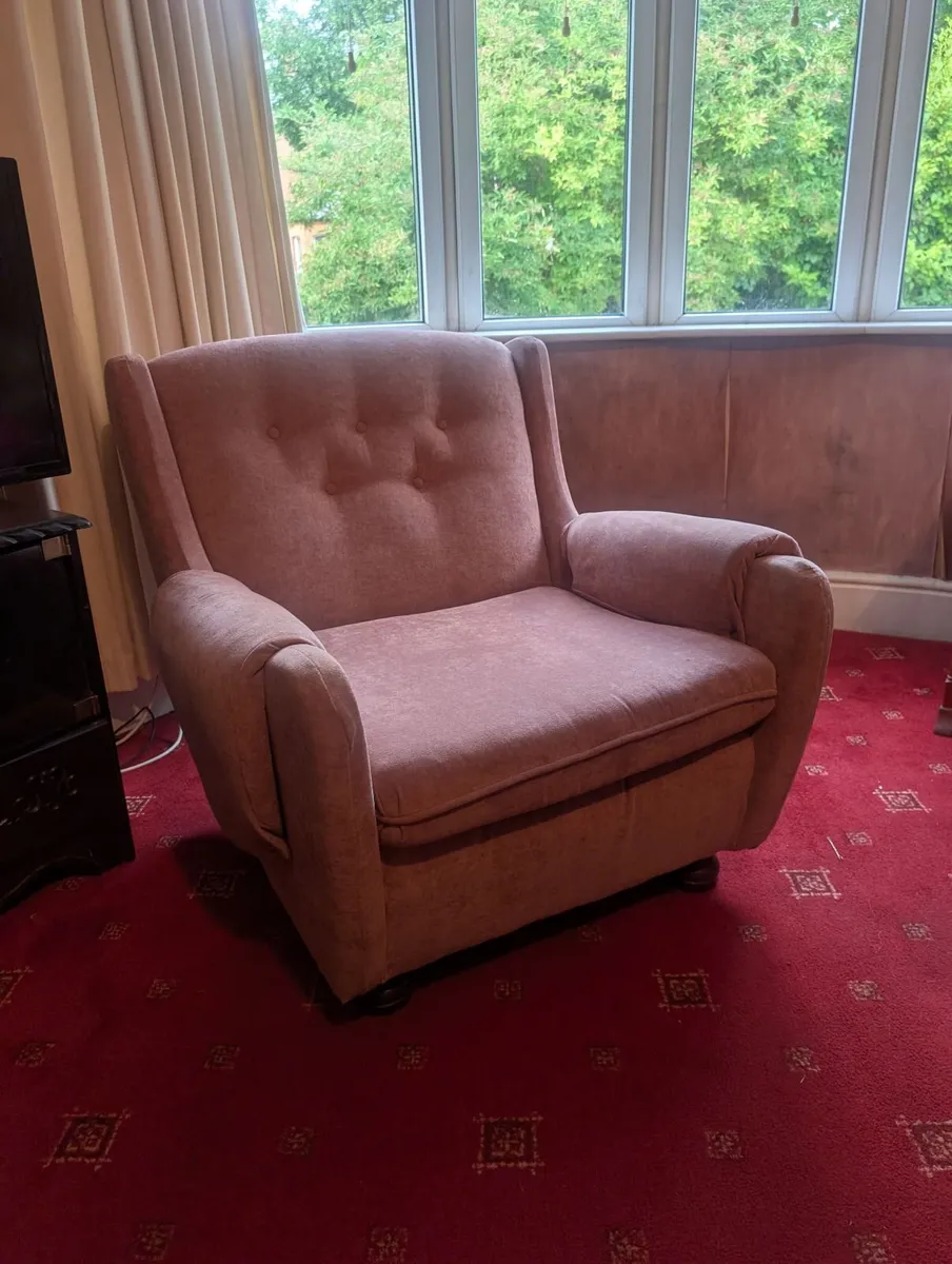 Vintage  buttonback  lounge Armchair - Image 1