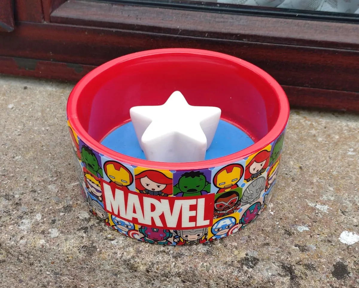 MARVEL PET DISH/BOWL (WITH SLIGHT CHIP ON TOP). - Image 1