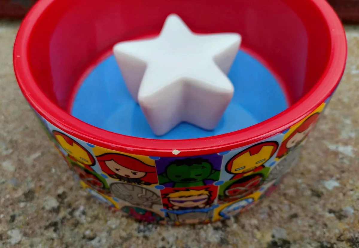 MARVEL PET DISH/BOWL (WITH SLIGHT CHIP ON TOP). - Image 2