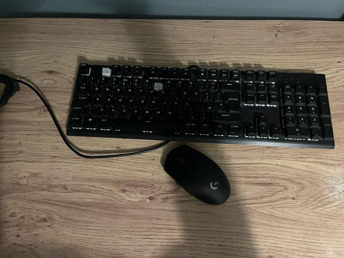 MSI Curved gaming monitor and accessories - Image 3