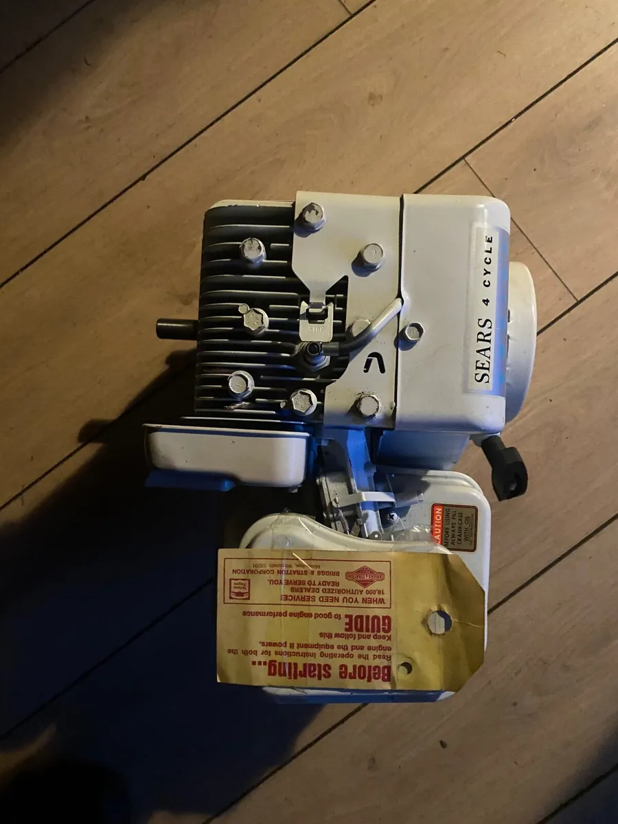 Briggs & Stratton 4 stroke engine, 1970 unused. - Image 2