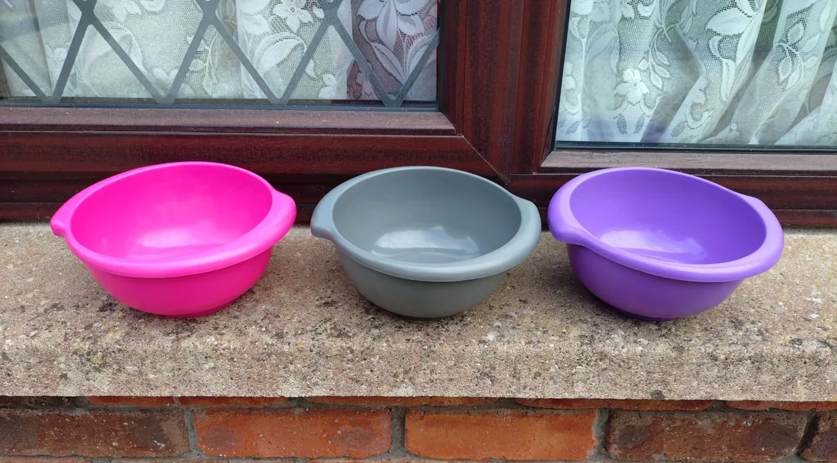4 SMALL COLOURED  BOWLS & 3 COLANDERS. - Image 1