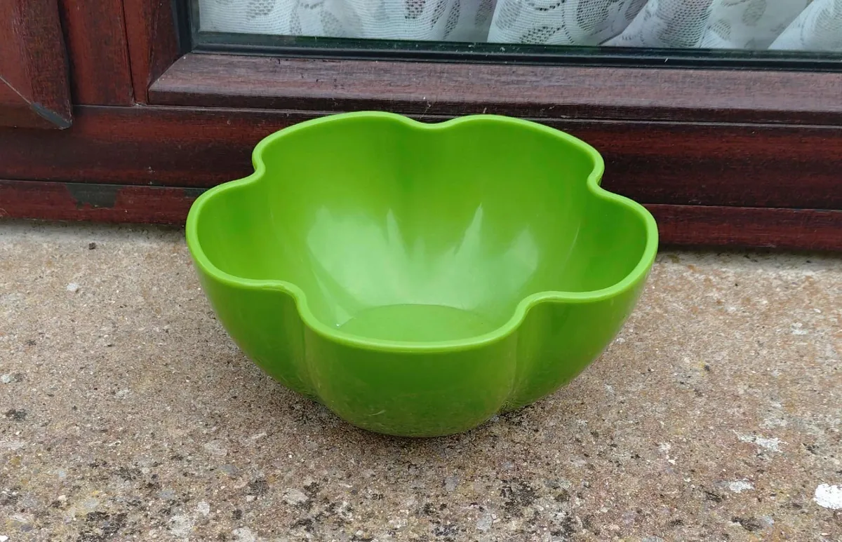 4 SMALL COLOURED  BOWLS & 3 COLANDERS. - Image 3