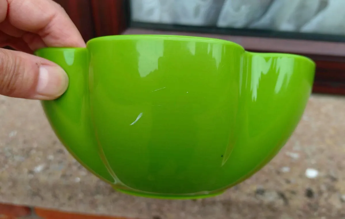 4 SMALL COLOURED  BOWLS & 3 COLANDERS. - Image 4