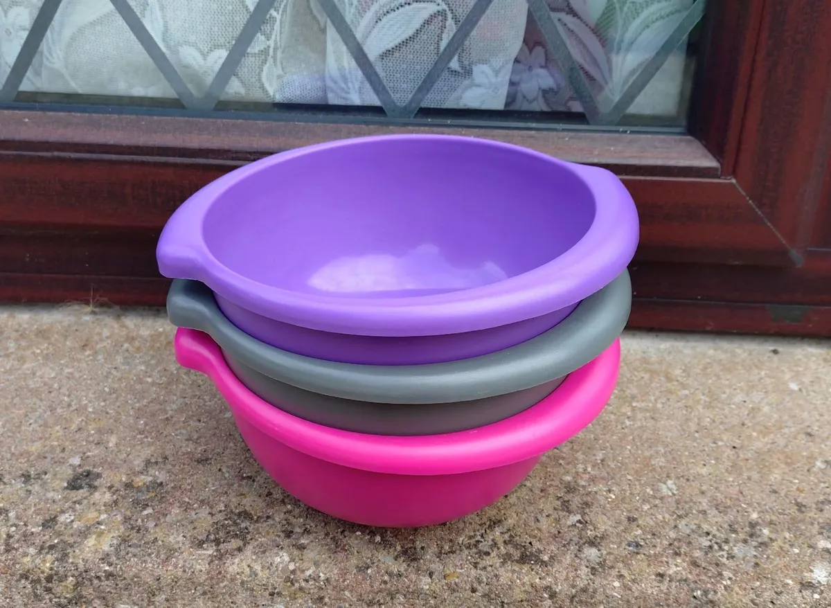 4 SMALL COLOURED  BOWLS & 3 COLANDERS. - Image 2