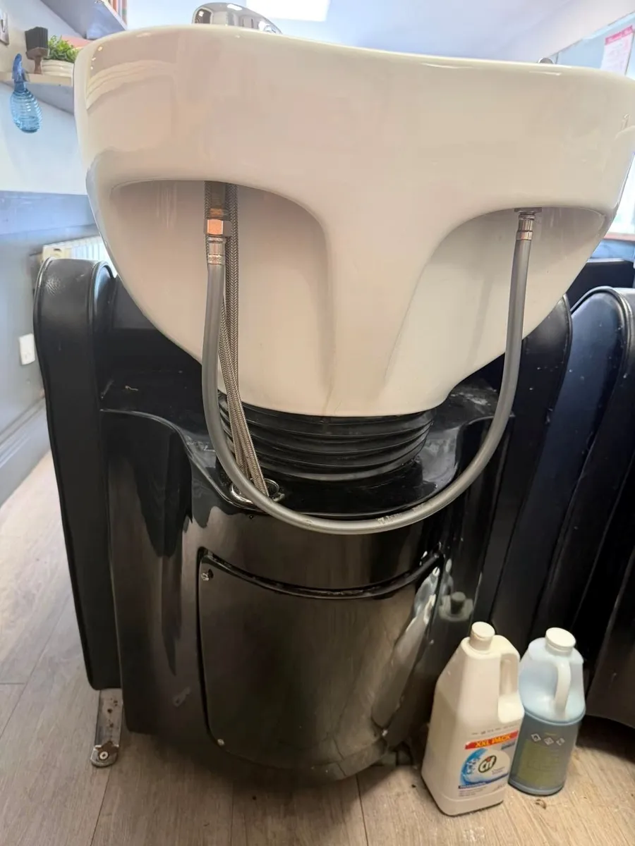 Contents of Hair Salon - Image 4