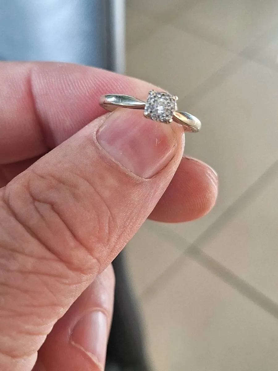 Gold ring - Image 1
