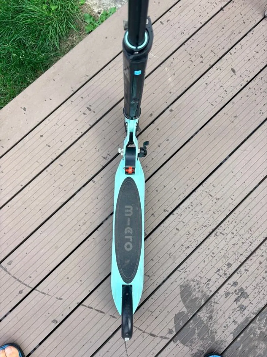 MICRO Sprite Deluxe Scooter - Image 1