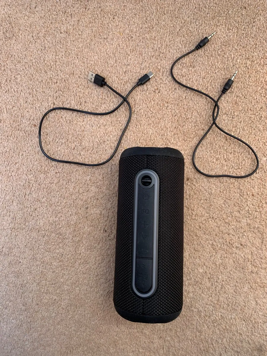 Speaker and 2x charging cables.