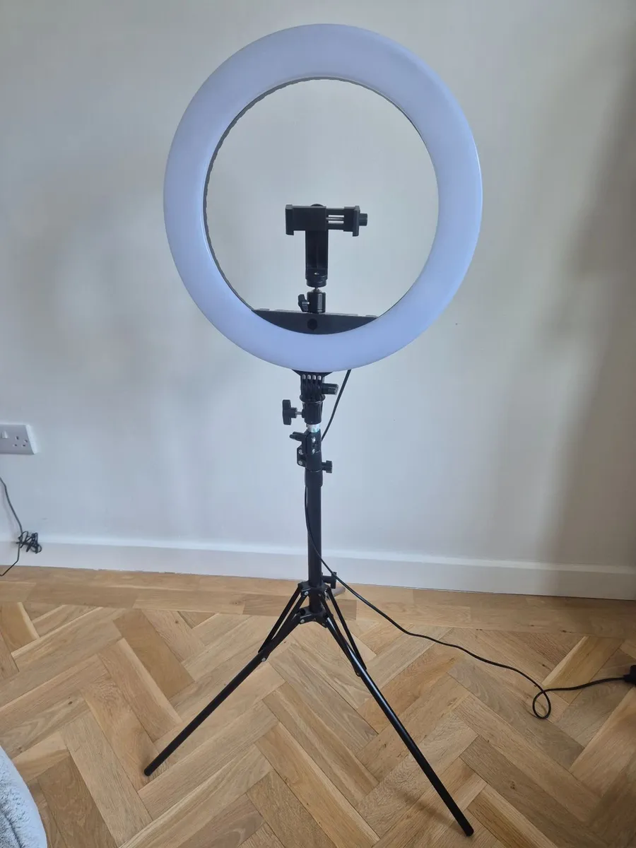 Ring light with phone holder - Image 1