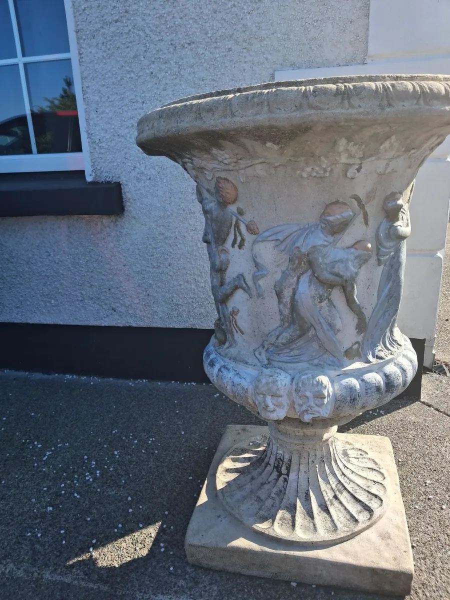 Two concrete planters - Image 3