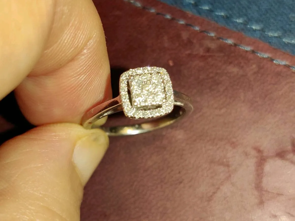 GLITTERY SQUARE DIAMOND, 9CT WHITE Gold New Ring ! - Image 2