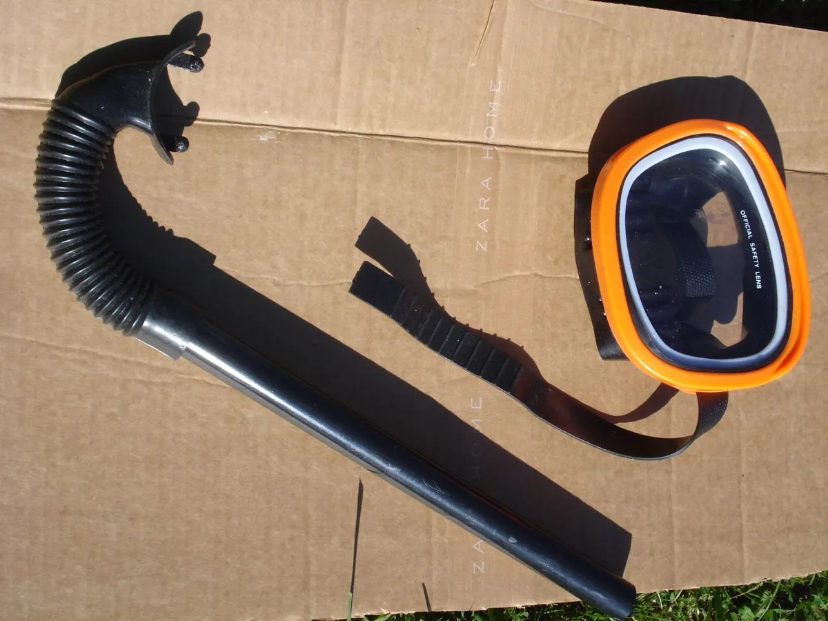 BEACH MAT,FOOT PUMP & SNORKEL SET. - Image 3