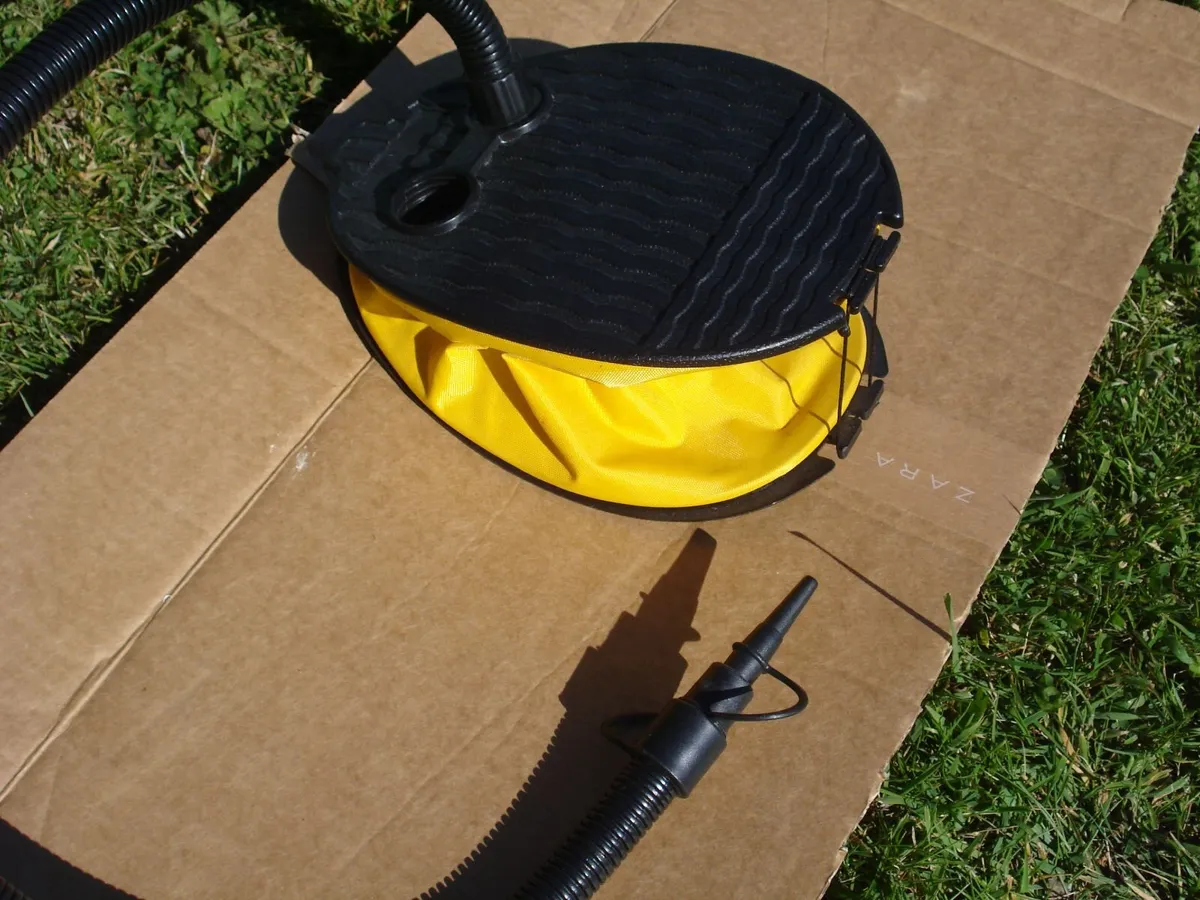 BEACH MAT,FOOT PUMP & SNORKEL SET. - Image 4