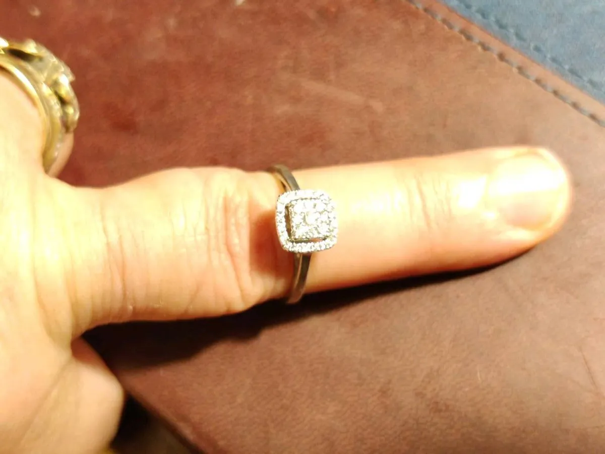 GLITTERY SQUARE DIAMOND, 9CT WHITE Gold New Ring ! - Image 4