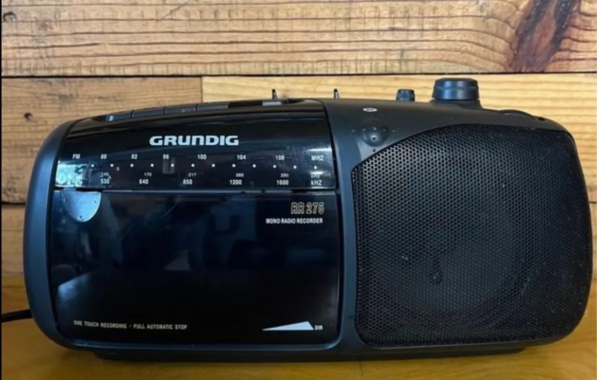 Vintage radio cassette player - Image 2