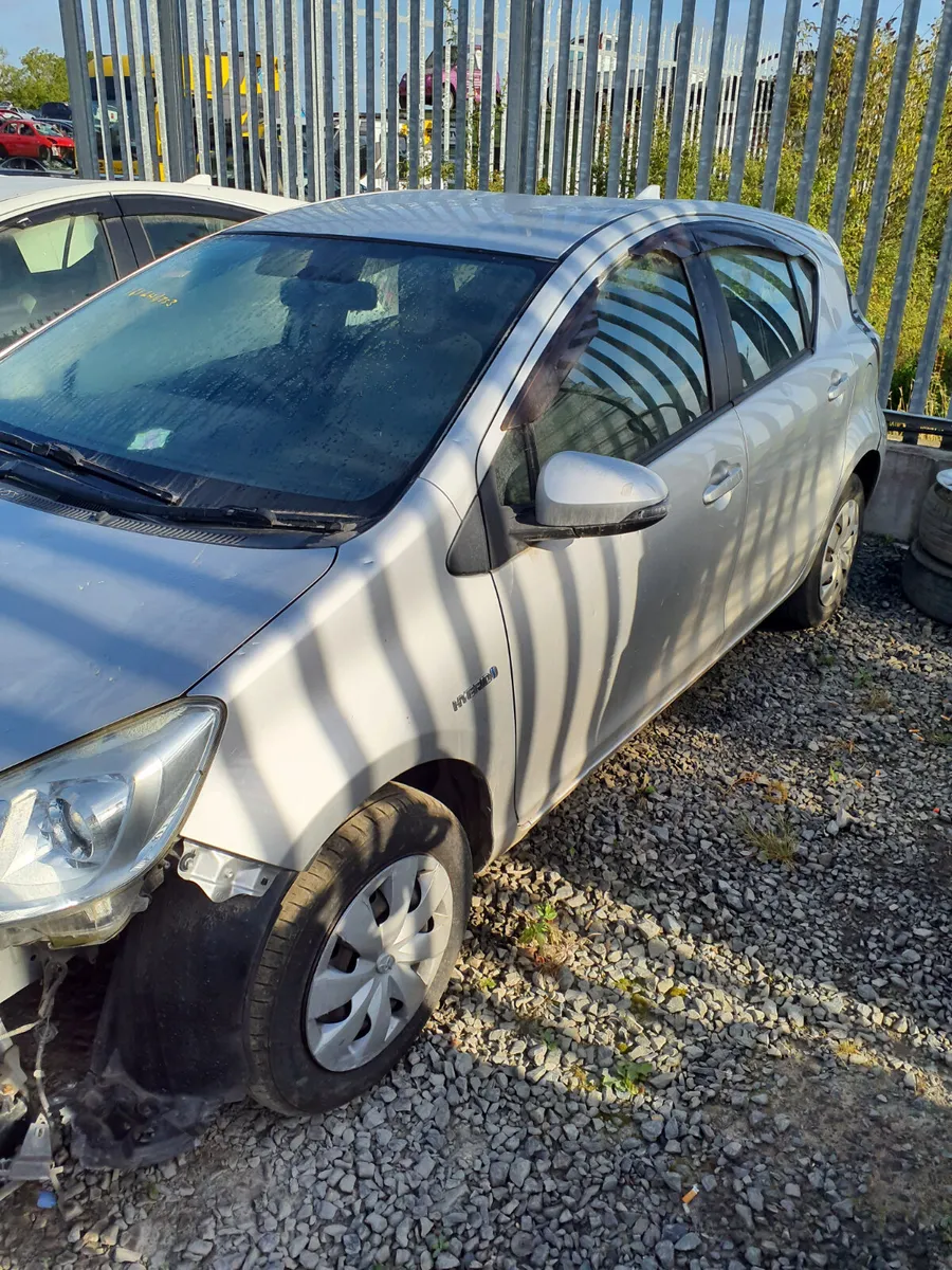 Toyota Aqua 2016 Theft damage - Image 2