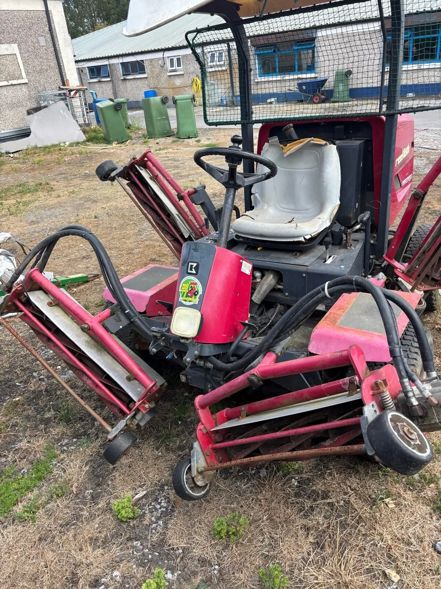 Commercial cylinder mower - Image 1