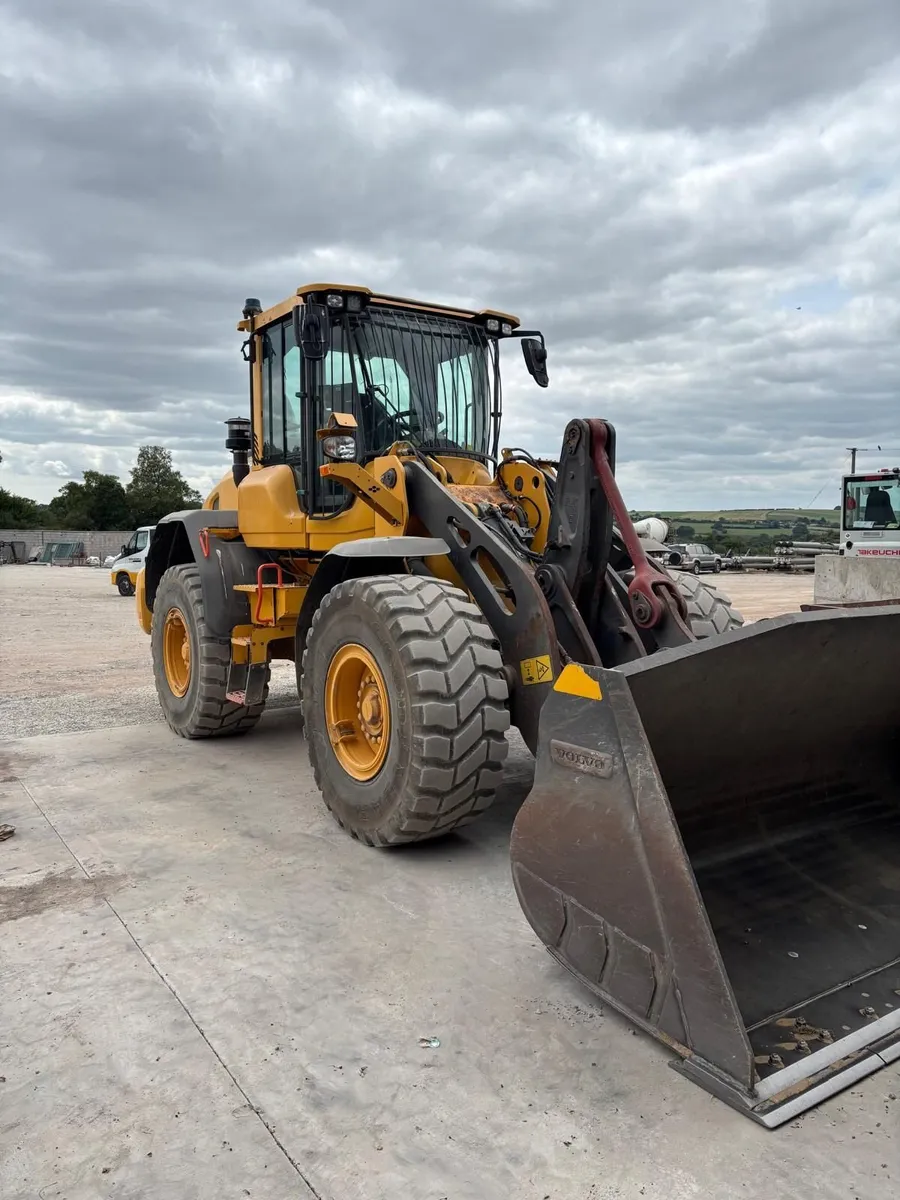VOLVO L90 ARTICULATED WHEELED LOADING SHOVEL - DOK - Image 2